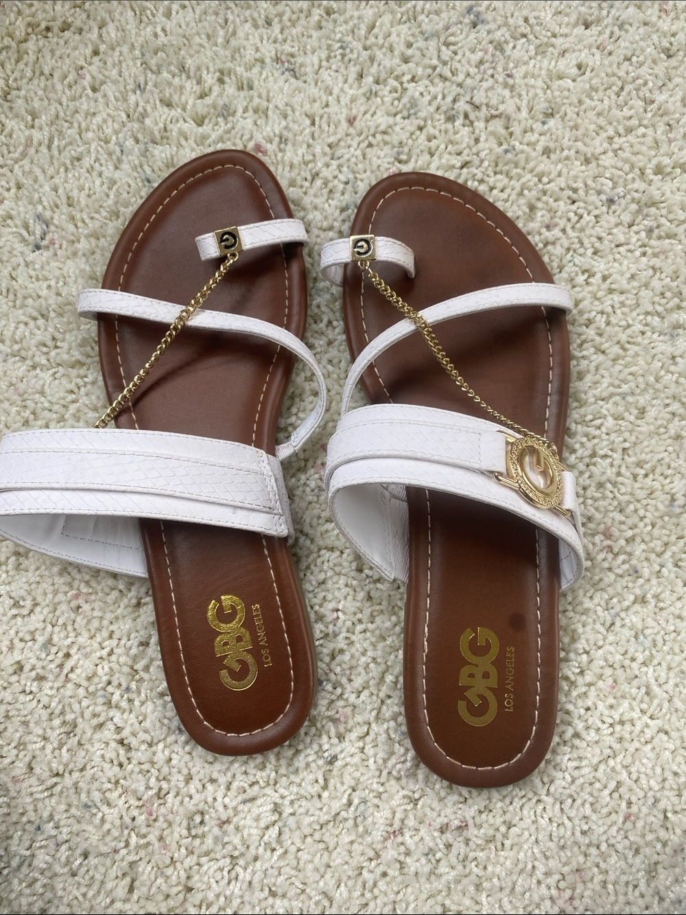 GBG Los Angeles White Leather Chain-Trim Slide Sandals